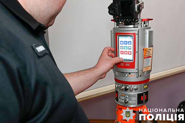 Поліція Полтавщини отримала сучасні криміналістичні прилади для лазерного 3D-сканування 