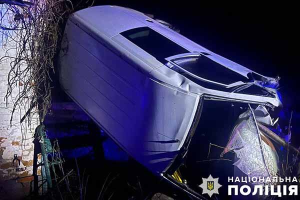 На Полтавщині п'яний водій на мікроавтобусі в'їхав у паркан: двоє постраждалих