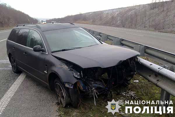 На Полтавщині водій автомобіля Volkswagen Passat в'їхав у відбійник