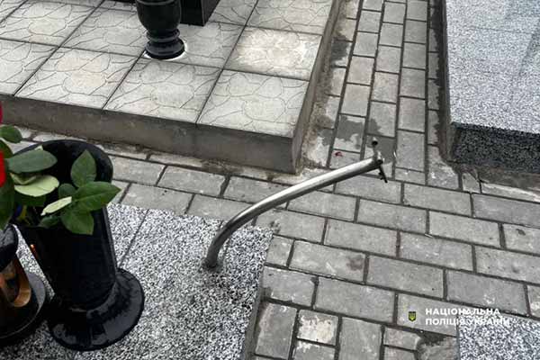 пошкодження місця поховання військового