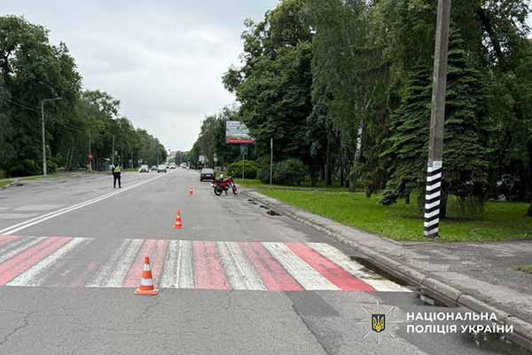 На Полтавщині мотоцикліст на пішохідному переході збив жінку та 3-річну дівчинку
