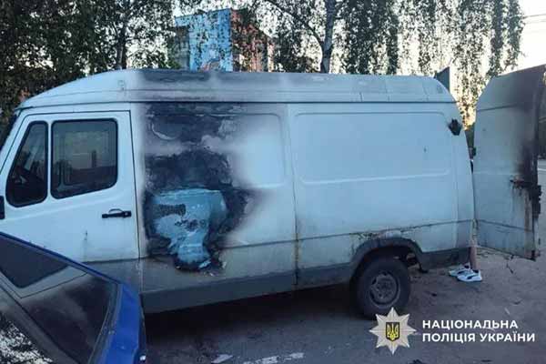 підпал мікроавтобуса Mercedes-Benz T1