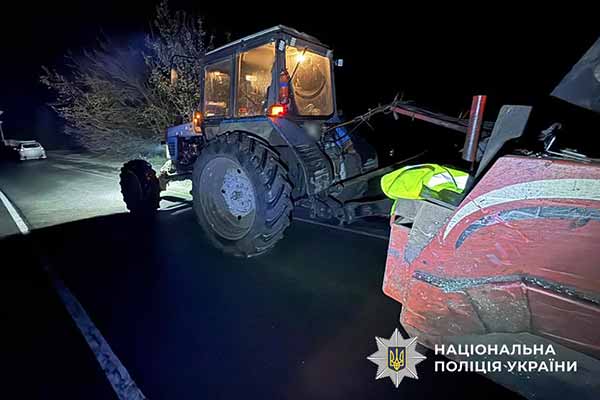 На Полтавщині зіткнулися мікроавтобус і трактор