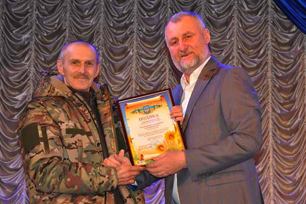 У Гребінці вшанували мужність воїнів та незламність волонтерів