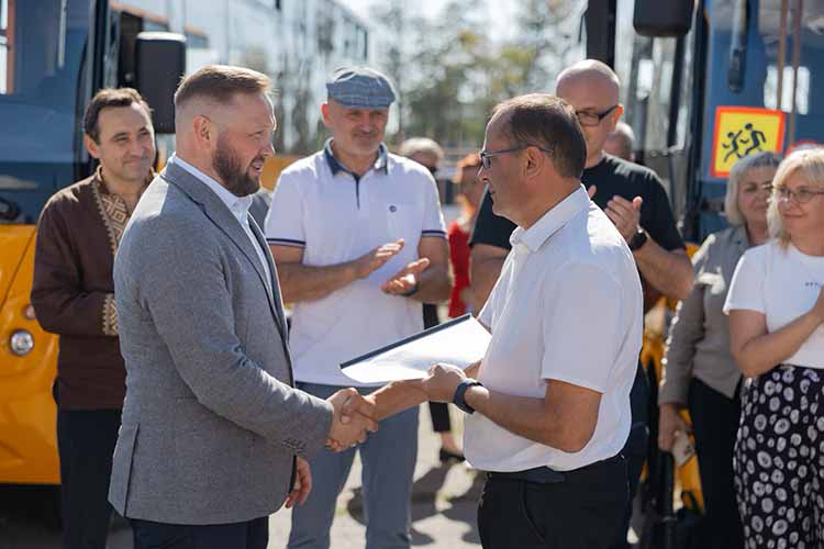 Ще 10 шкільних автобусів передали громадам Полтавщини