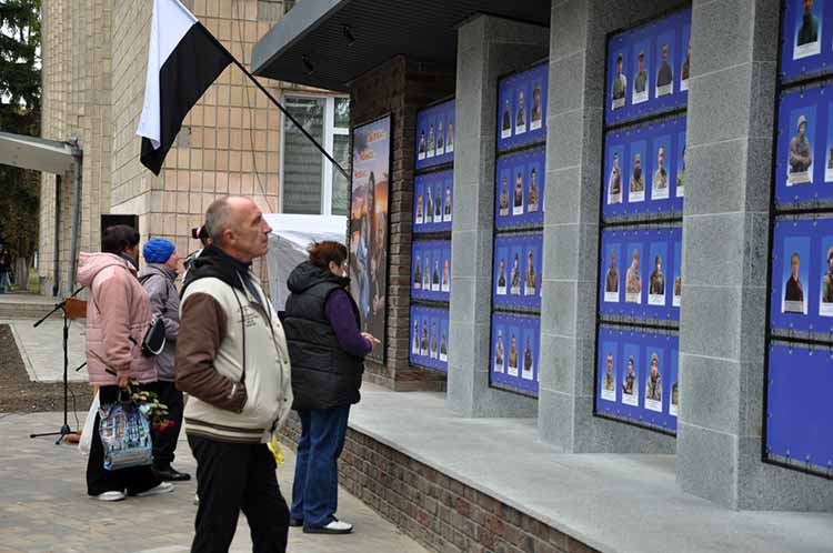 У Гребінці відкрили Меморіал «Пам’яті та Нескорених»