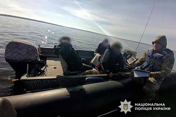 На Полтавщині виявили у водоймі браконьєрські сітки