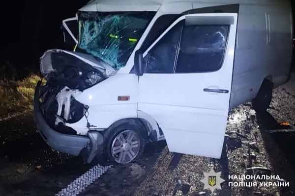 Водій мікроавтобуса отримав травми у ДТП біля Лазірок