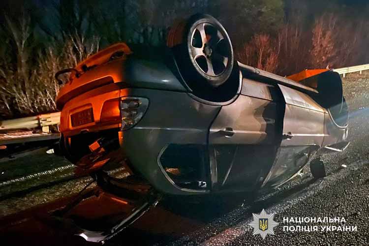 На Полтавщині «BMW X5» влетів у відбійник: постраждало троє людей