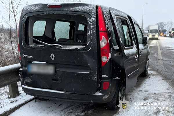 ДТП на Полтавщині: автомобіль Renault Kangoo зіткнувся з відбійником