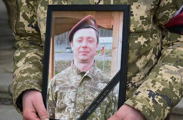 Упізнаного за ДНК воїна з Пирятина провели в останню путь 