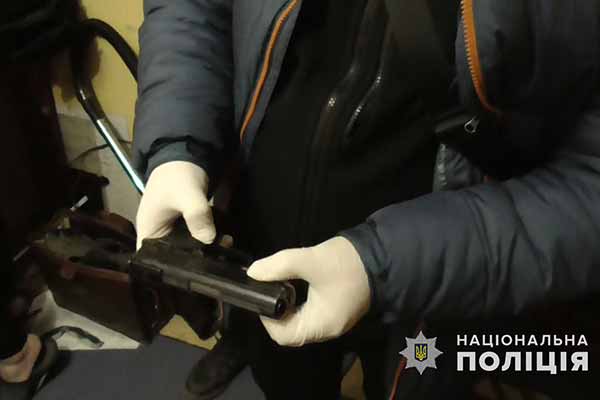 На Полтавщині злочинна група займалася наркоторгівлею та збутом переробленої зброї
