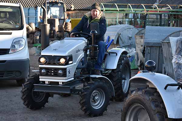 У Пирятинській громаді п'ять переможців конкурсу ЄС отримали міні-трактори