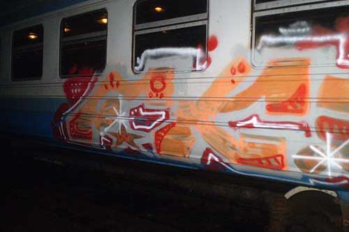 Неповнолітнім доведеться відповідати за "графіті" приміського потяга «Прилуки – Гребінка»