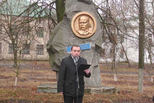 На День Соборності до пам'ятника Шевченку у Гребінці поклали квіти