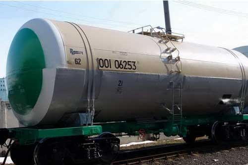 На станції Гребінка пирятинець демонтував деталі із вагона-цистерни