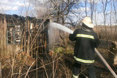 На Гребінківщині згоріла господарська споруда та 0,2 т сіна