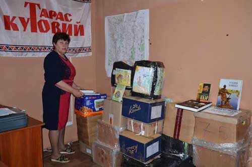 Керівник громадської приймальні Тараса Кутового Людмила Луценко з отриманими посилками