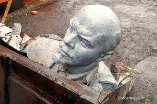 На Полтавщині вночі знесли пам'ятник Леніну (ФОТО)