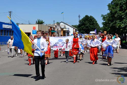 У Гребінці відбулася урочиста хода у вишиванках