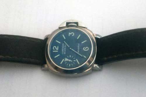 Годинник вартістю 5 тисяч зловмисниця здала до ломбарду за 100 гривень