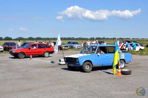 У Гребінці провели святковий тест-драйв машин та водіїв