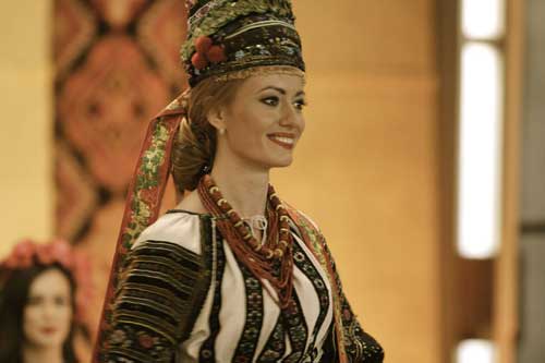 Гребінчанка одягла традиційний костюм нареченої і вийшла на зірковий поді