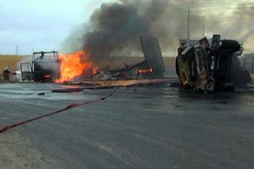 На Полтавщині внаслідок ДТП дві вантажівки перекинулися та загорілися