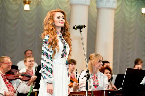 Полтавка Ярослава Руденко виконує народнi пiснi в зонi АТО i в Національній філармо
