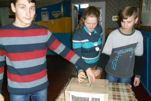 Гребінківські школярі зібрали три мішки пластикових кришок на протези для бійців АТО