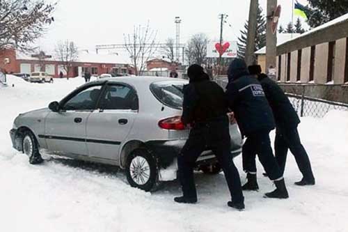 Гребінківські поліцейські допомагають водіям під час снігових заметів 