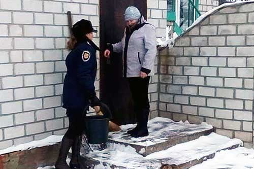 Гребінківські правоохоронці допомагають місцевим мешканцям боротися з негодою
