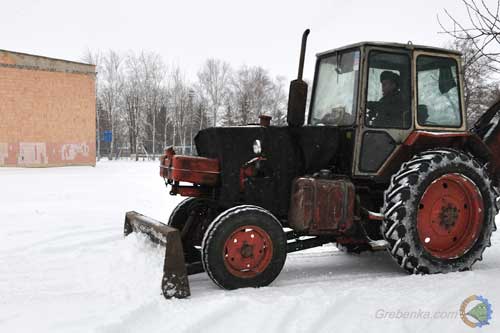 Вулиці Гребінки від снігу прибирали дві одиниці техніки: МТЗ-82 та КДМ