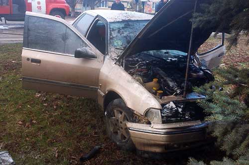 На Полтавщині внаслідок зіткнення з маршруткою загорілася іномарка