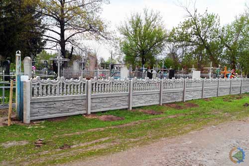 У Гребінці навколо кладовища встановлюють новий бетонний паркан