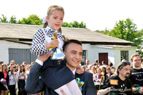 На Гребінківщині для 168 випускників шкільний дзвінок пролунав востаннє