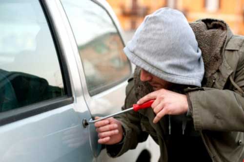 У Гребінці вкрали зелену "дев’ятку"