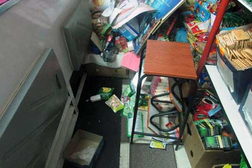 На Гребінківщині «покупець» заліз до магазину за продуктами через розбите скло