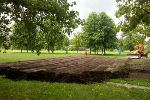 У Гребінці встановлюють баскетбольні конструкції