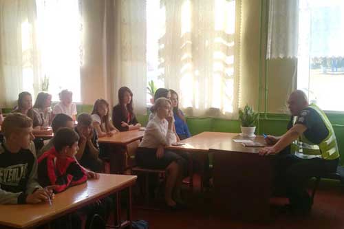 Гребінківські поліцейські навчають школярів правилам дорожнього руху