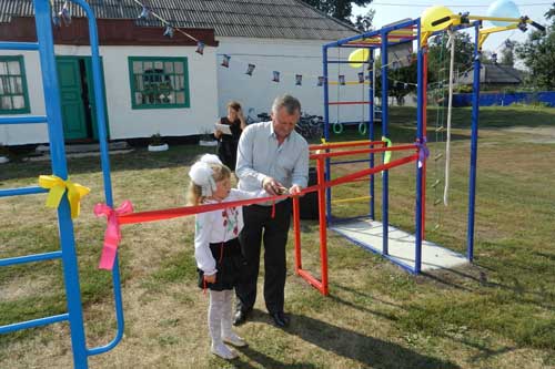 На території першої школи у Гребінці облаштували новий спортивний майданчик