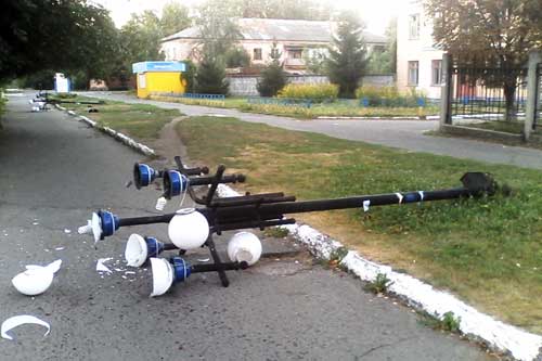 У Гребінці вандали порозбивали ліхтарі 