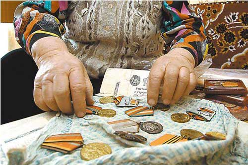 До Дня визволення м. Гребінки від фашистських загарбників ветерани отримали матеріальну допомогу