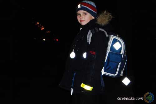 Поліція Полтавщини рекомендує пішоходам носити речі з елементами, які відбивають світло