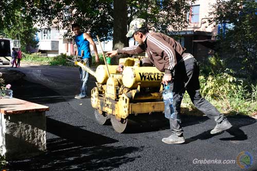 У Гребінці асфальтують двори багатоповерхівок 