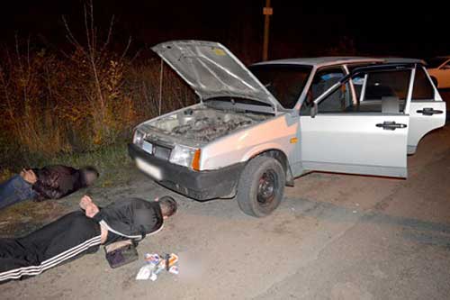 На Полтавщині затримали чоловіків, які підозрюються у крадіжці авт