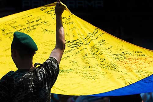 Прапор України з підписами матерів загиблих в АТО полтавчан передали до Авдіївки