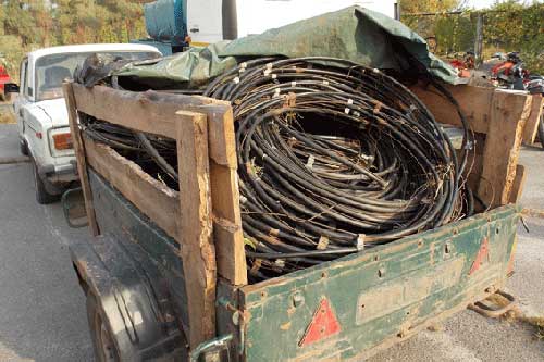 На Полтавщині оперативники затримали автомобіль з викраденим кабелем електрозв'язку