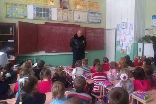 Поліція Гребінківщини нагадала дітлахам про дорожні правила