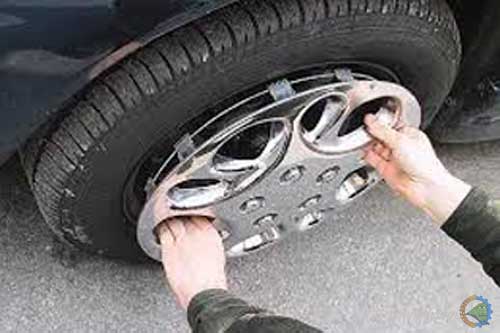 У Гребінці чоловік намагався "роззути" легковий автомобіль